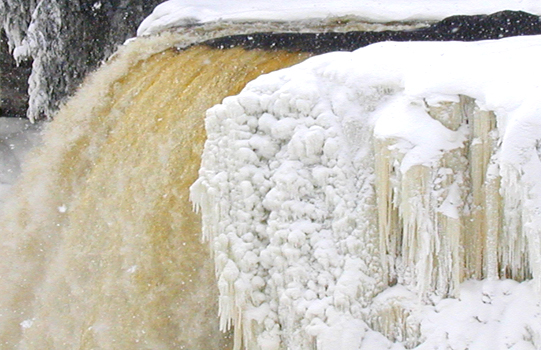 The Tahquamenon Falls—Upper Peninsula's Premiere Attraction The beautiful Upper Tahquamenon Falls and the The Tahquamenon Falls State Park is a spectacular Michigan attraction. 