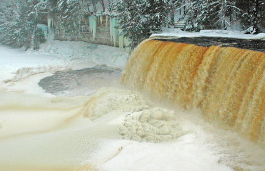 The Tahquamenon Falls—Upper Peninsula's Premiere Attraction The beautiful Upper Tahquamenon Falls and the The Tahquamenon Falls State Park is a spectacular Michigan attraction. 