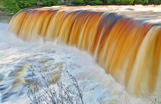 The Tahquamenon Falls—Upper Peninsula's Premiere Attraction The beautiful Upper Tahquamenon Falls and the The Tahquamenon Falls State Park is a spectacular Michigan attraction. 