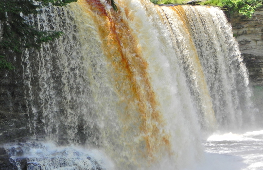 The Tahquamenon Falls—Upper Peninsula's Premiere Attraction The beautiful Upper Tahquamenon Falls and the The Tahquamenon Falls State Park is a spectacular Michigan attraction. 