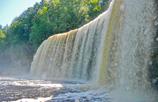 picture below the Upper Tahquamenon Falls 